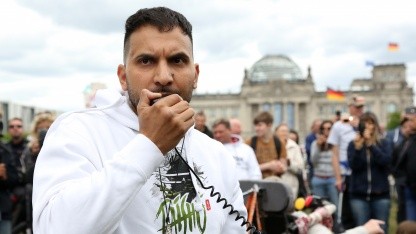 Attila Hildmann auf einer Demo in Berlin gegen die Coronama&szlig;nahmen (Bild: Adam Berry/Getty Images) (Adam Berry/Getty Images)