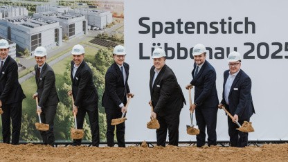 Manager und Politiker machen erste Erfahrungen mit körperlicher Arbeit. (Bild: Schwarz Gruppe) (Schwarz Gruppe)