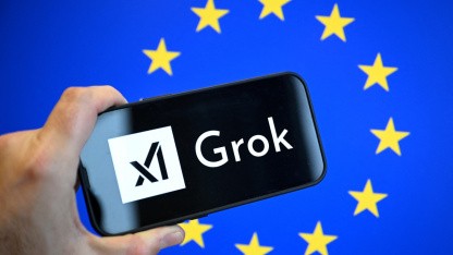 Die EU-Komission will erreichen, dass die kritisierte Grok-Funktion aus dem europäischen Raum zurückgezogen wird. (Bild: Nicolas TUCAT / AFP via Getty Images) (Nicolas TUCAT / AFP via Getty Images)