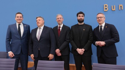 v.l.n.r.: Evan Solomon, kanadischer Minister für künstliche Intelligenz, Rolf Schumann, Co-CEO von Schwarz Digits, Samuel Weinbach, Mitgründer von Aleph Alpha, Aidan Gomez, Mitgründer und CEO von Cohere, Bundesdigitalminister Karsten Wildberger (Bild: DPA/Picture Alliance via Reuters Connect) (DPA/Picture Alliance via Reuters Connect)