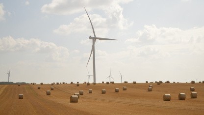 Windr&auml;der liefern &uuml;ber das Jahr verteilt verl&auml;sslicher Strom als Solaranlagen. (Bild: Pixabay/dodo71) (Pixabay/dodo71)
