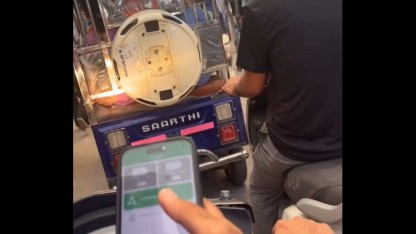 Der Screenshot zeigt, wie ein App-Nutzer eine Rikscha zum Stillstand bringt. (Bild: Video auf X / Screenshot) (Video auf X / Screenshot)
