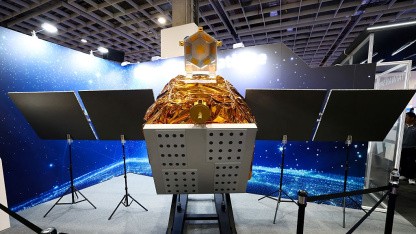 A demo of "Beyond 5G LEO Satellite", which is the first communication experimental satellite program in the country made by Taiwan Space Agency (TASA), is displayed during Taipei Aerospace and Defence Technology Exhibition in Taipei on July 18, 2025. (Bild: I-HWA CHENG/AFP via Getty Images)) (I-HWA CHENG/AFP via Getty Images))