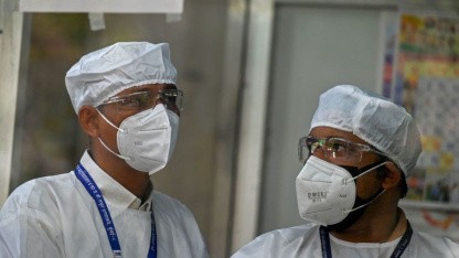 INDIA-HEALTH-VIRUS Health workers gesture as they take part in a mock drill to check preparations of Covid-19 facilities at a hospital in Mumbai on April 10, 2023 (Bild: PUNIT PARANJPE/AFP via Getty Images) (PUNIT PARANJPE/AFP via Getty Images)