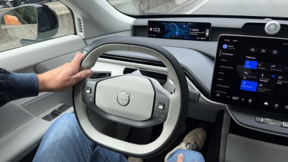 Das abgeflachte Lenkrad erm&ouml;glicht einen besseren Blick auf das Fahrerdisplay. (Bild: Dirk Kunde) (Dirk Kunde)